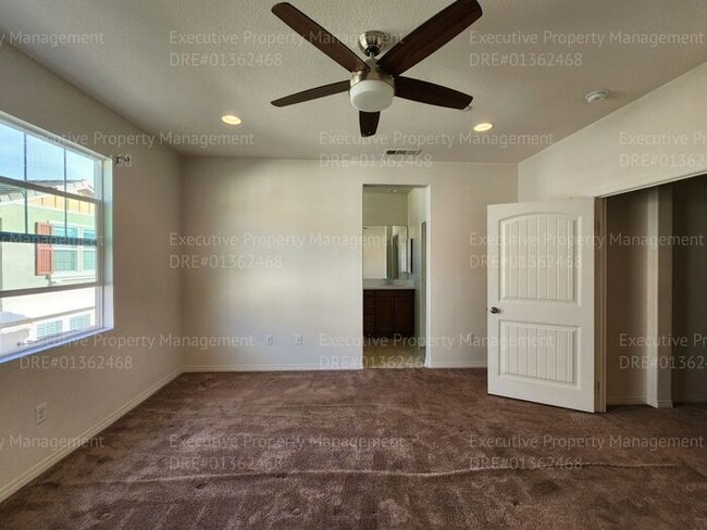 Building Photo - 3 bedroom/ 2.5 bathroom town home located in a secured gated community.