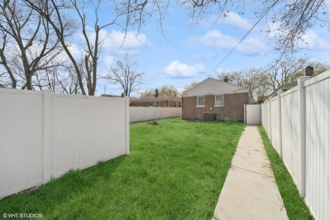 Building Photo - 10005 S Calhoun Ave
