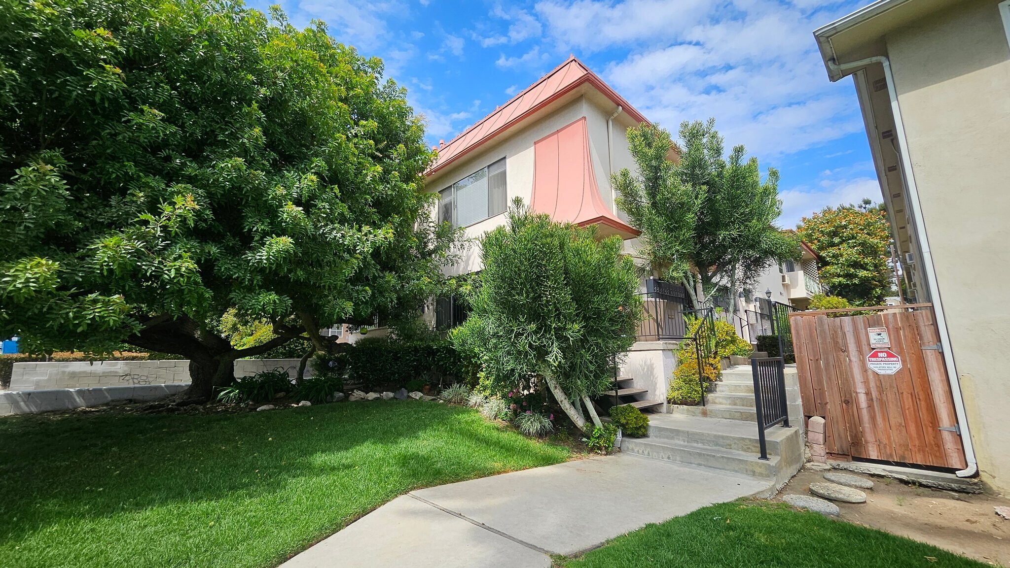 Building Photo - 2130 Beachwood Dr