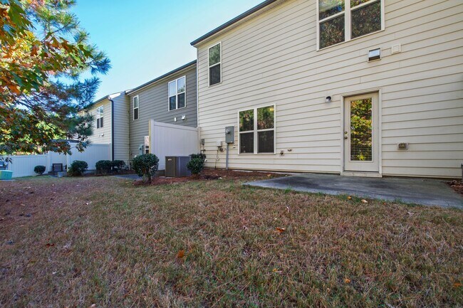 Building Photo - Elegant Townhome Near Southpoint Mall!