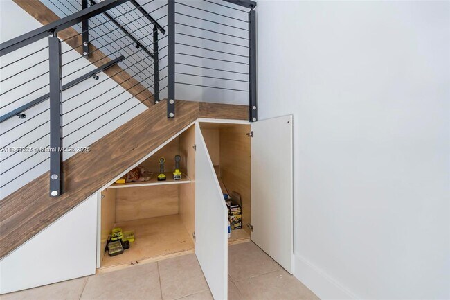 Building Photo - 2551 Camelot Ct