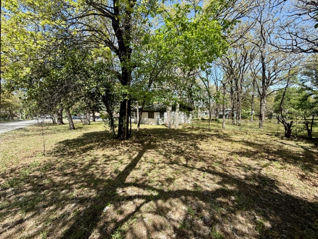 Building Photo - 920 Red Bud Dr
