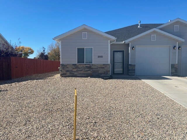 Primary Photo - 2561 N Clark Pky