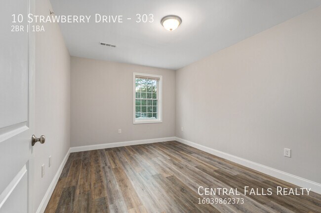 Building Photo - 10 Strawberry Dr