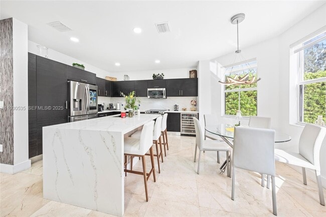 Building Photo - 6933 NW 104th Ct