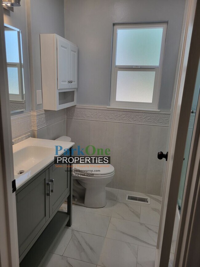 Building Photo - Stunning single level home in Walnut Creek's Parkmead Neighborhood