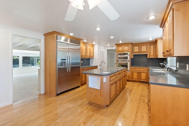 Building Photo - 3220 Fieldcrest Dr