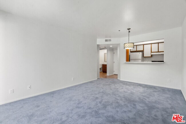 Building Photo - 501 Palisades Dr