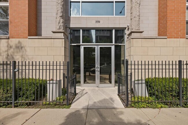 Building Photo - 3550 W Montrose Ave