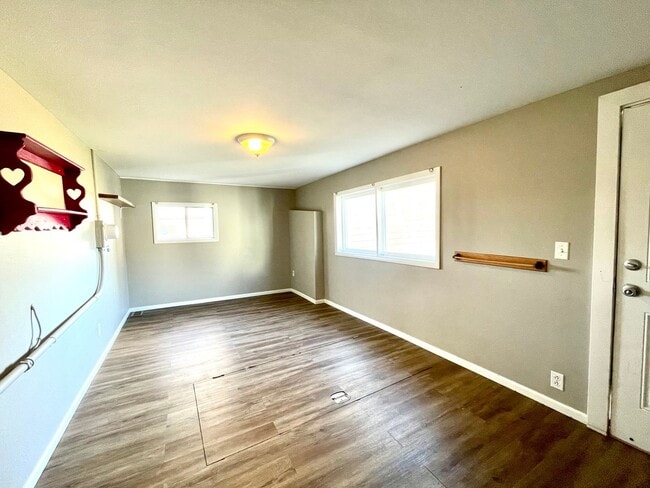 Building Photo - Mountain View Bungalow w/Garage and A/C