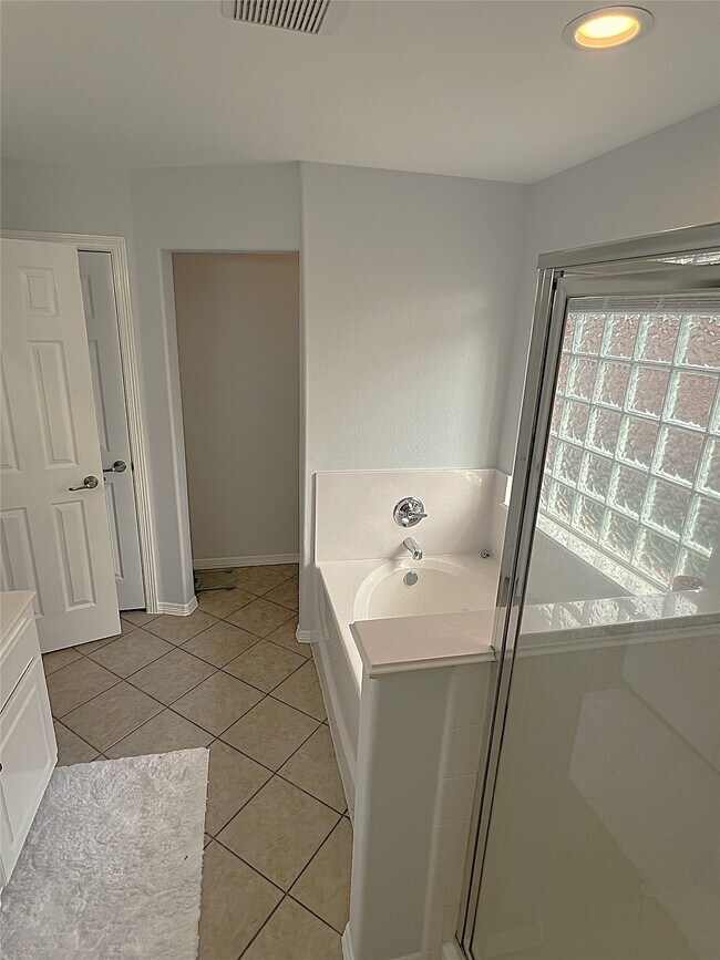 Building Photo - 8426 Hunters Village Dr