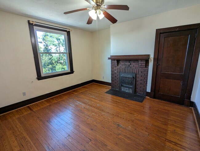 Building Photo - 3 Bedroom 1 Bathroom Single Family Home (G...