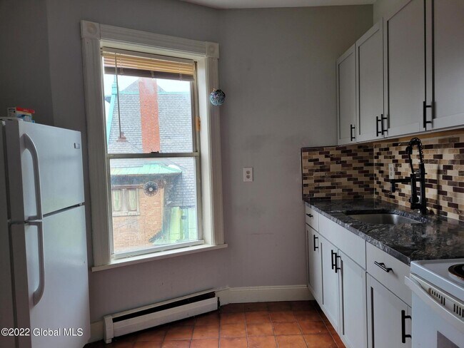 Building Photo - 72 Grand St