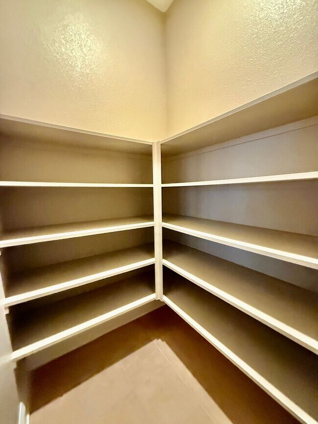 Building Photo - Executive Home available NOW