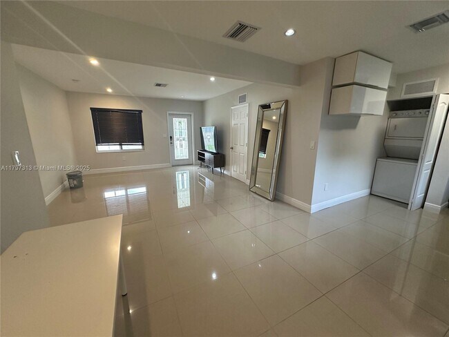 Building Photo - 2155 Biarritz Dr