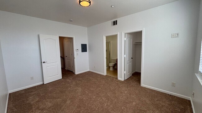 Building Photo - Nice 2 Bed townhouse style condo with prim...