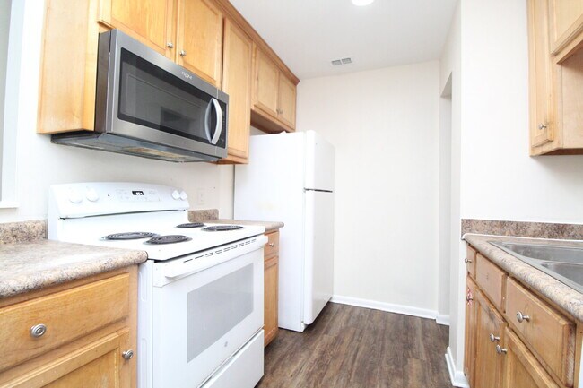 Building Photo - 2-Bedroom Apartment with Walk-In Closet & ...