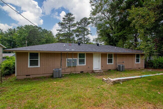Building Photo - For Rent: Spacious Studio with 2 Baths in ...