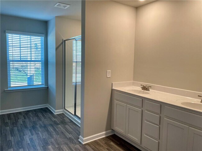 Building Photo - 511 Ruths Dr