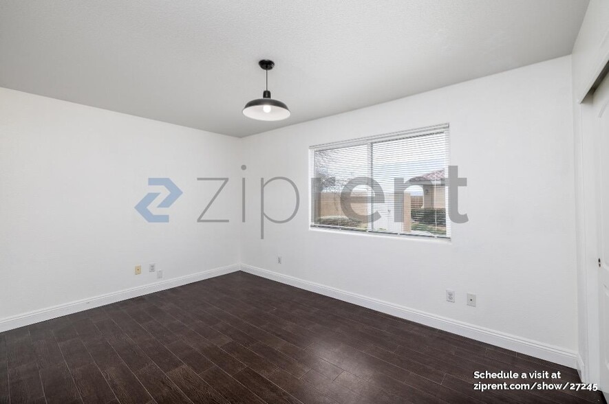 Building Photo - Unit 2