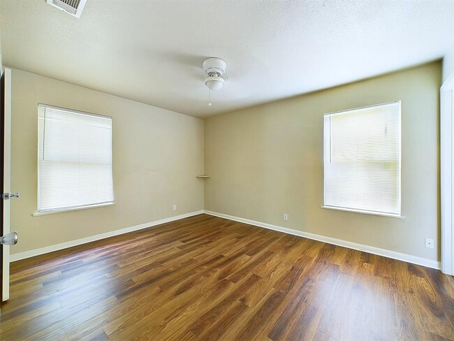Building Photo - 1411 Kamar Dr