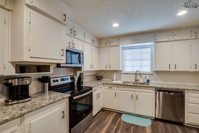 Building Photo - 5511 Hooper Dr