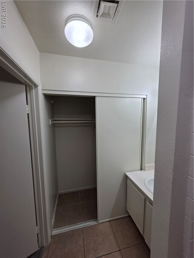 Building Photo - 4865 S Torrey Pines Dr