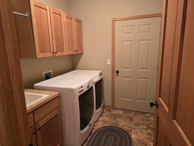 Building Photo - 3300 Graf St