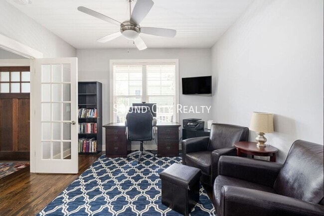 Building Photo - 606B Eastboro Dr