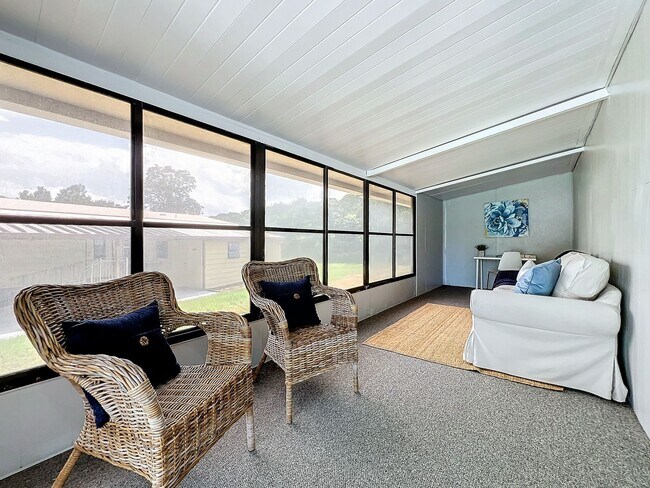 Building Photo - Gorgeous fully remodeled 2-Bedroom, 2 Bath...