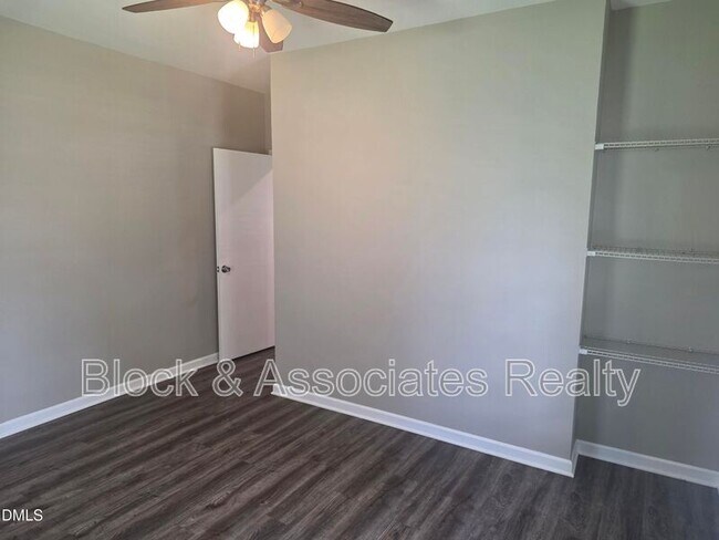 Building Photo - 533 E Nelson Ave