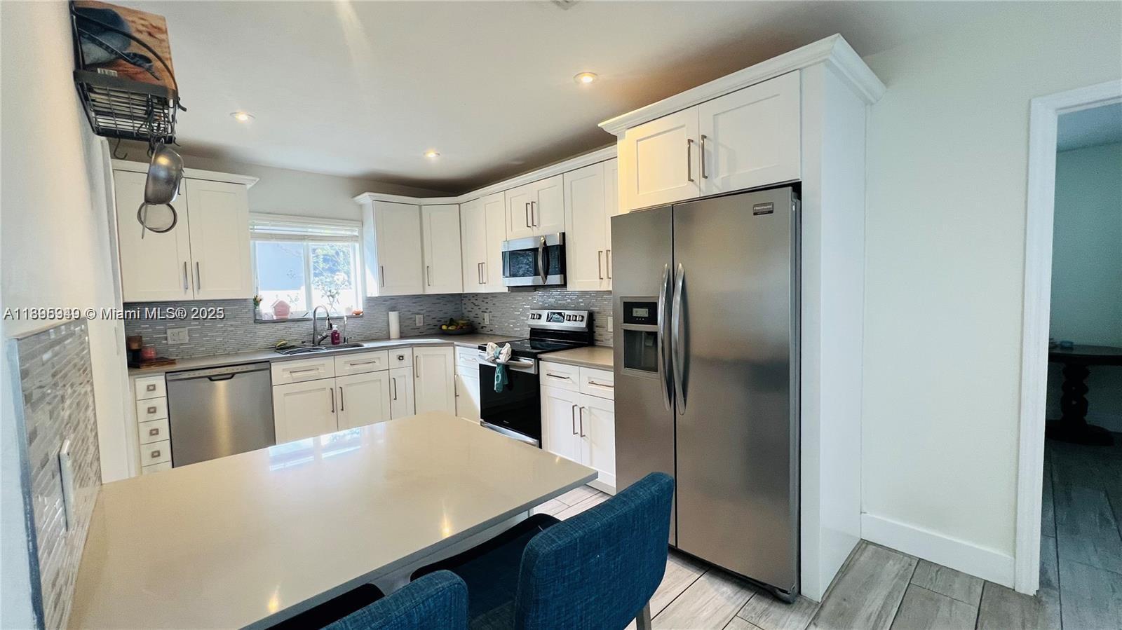 Building Photo - 911 N 14th Ave