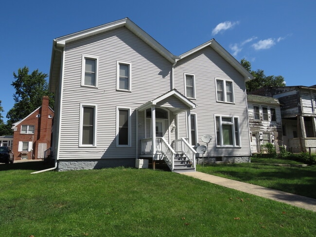 Building Photo - 304 E Main St