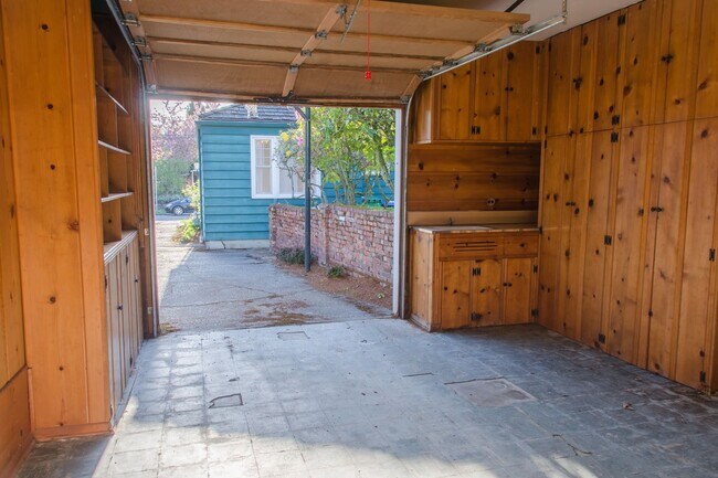Building Photo - 2bd/1ba Seattle Home