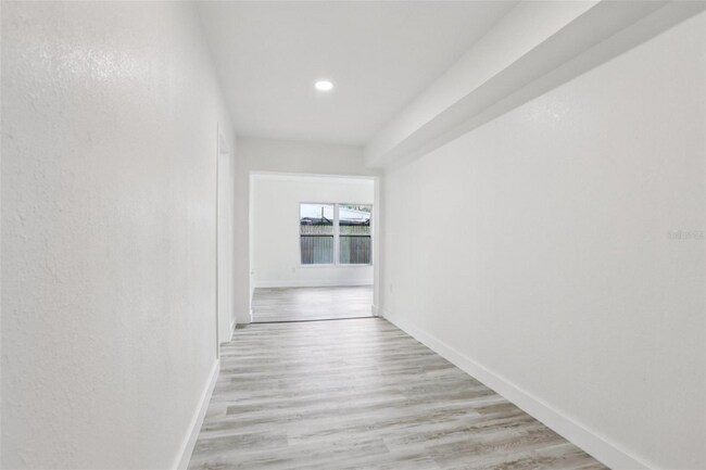 Building Photo - 607 E River Dr