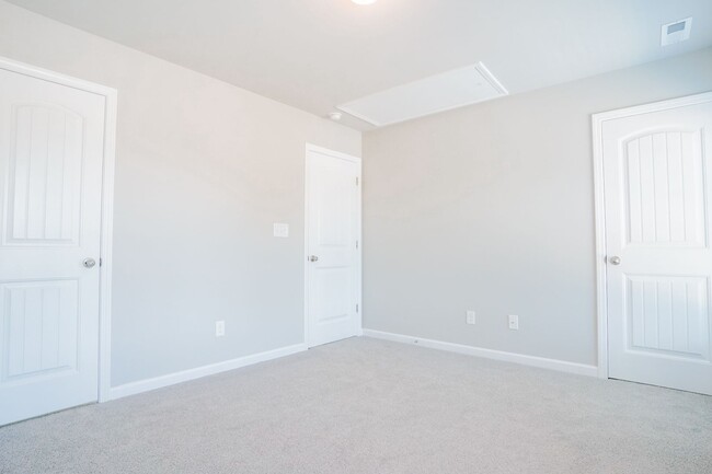 Building Photo - 2 Bedroom Townhome in Smithfield!