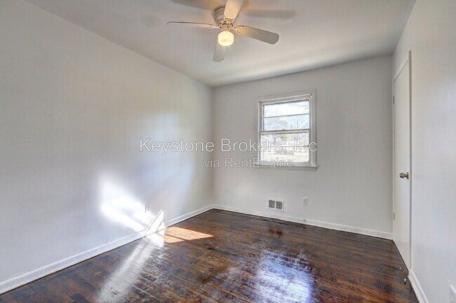 Building Photo - 3467 Eisenhower Cir SE
