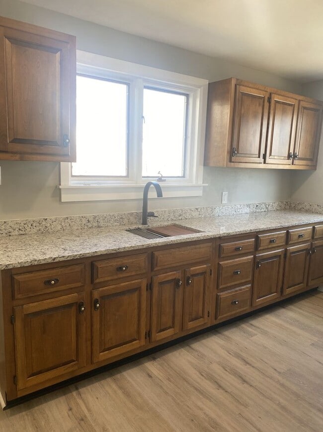 Building Photo - ADORABLE 2 BEDROOM / 1 BATH BRICK RANCH HOME - E McKEEPSPORT