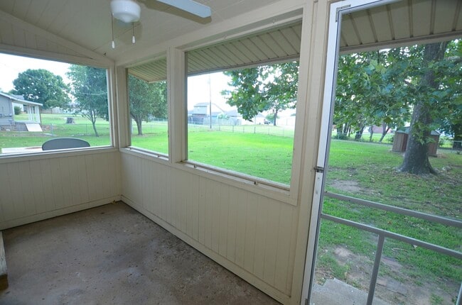 Building Photo - 712 S Apple St