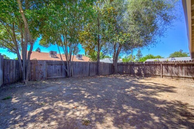 Building Photo - Beautiful fully remodeled 3-bedroom 2 bath...