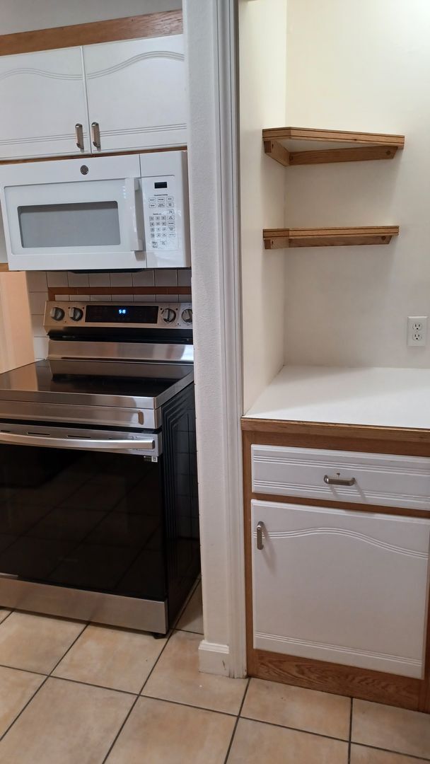 Building Photo - Single Level, Ground Floor, 3 Bed/1 Bath A...