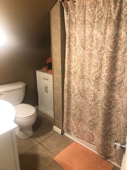 full bath - 4 Schuyler St
