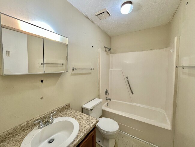 Building Photo - 2 bedroom, 1.5 bathroom townhome in Creeks Edge. Accepts Section 8.