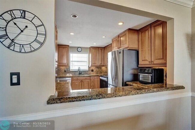 Building Photo - 3051 NE 48th St