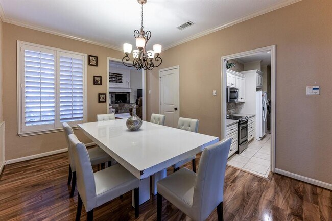 Building Photo - 422 River Oaks Dr