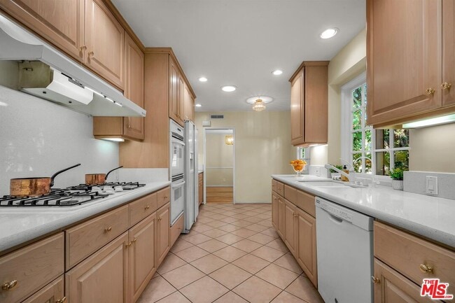 Building Photo - 125 S Saltair Ave