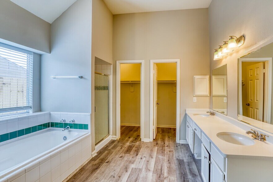 Building Photo - 6615 Bluebottle Ln