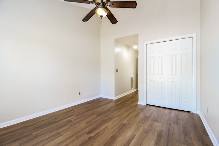 Building Photo - 8 Lantern Ln