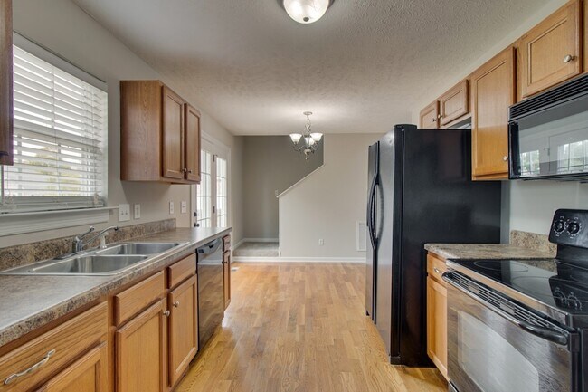 Building Photo - 4910 Court Dr