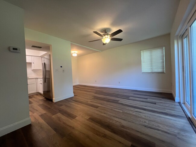 Building Photo - NEWLY 2/1.5 UPDATED Clearwater townhome/condo